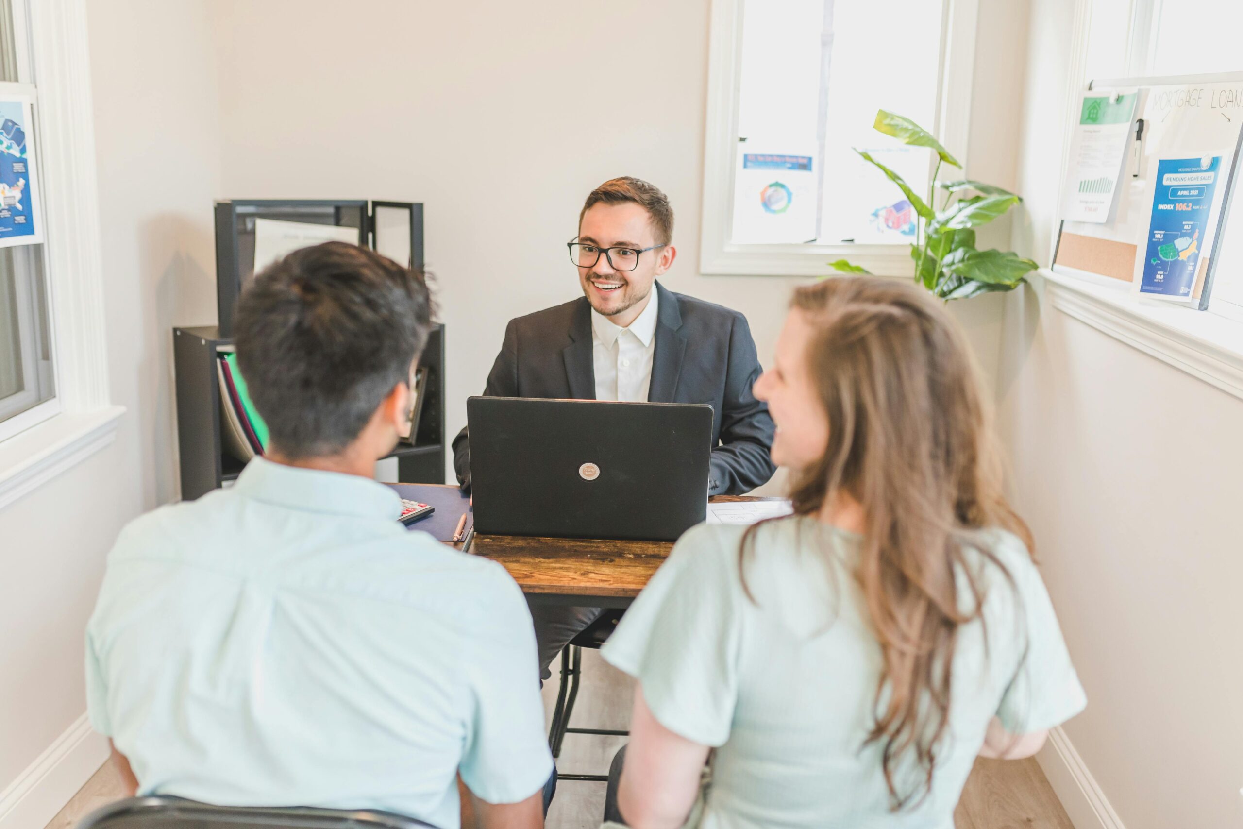 Who Should You Talk to First: A Mortgage Professional or a Real Estate Agent?